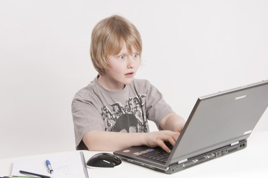 Junge lernend am Computer