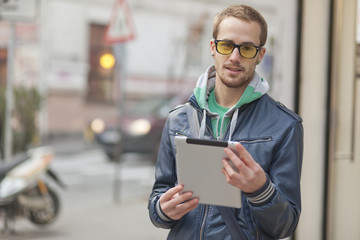 Man On Street Use Ipad Tablet Computer - obrazy, fototapety, plakaty