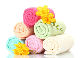 Fototapeta na wymiar kolorowe ręczniki i kwiaty samodzielnie na białym tle