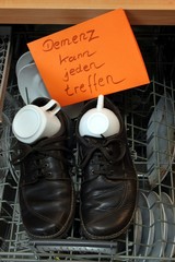 Schuhe im Geschirrspüler Demenz SChild