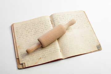 Nudelholz mit altem Kochbuch