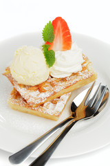 Waffeln mit Vanilleeis und Erdbeere
