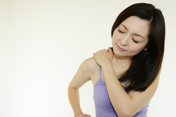 肩こりを訴える女性