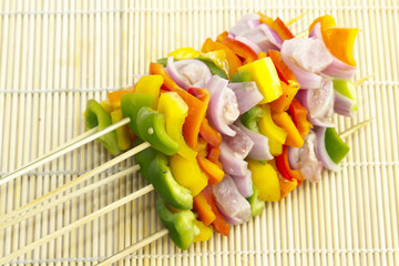 Brochettes de légumes et de poisson frais