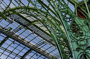 Fototapeta premium Piliers et verrière du Grand Palais, Paris, France.