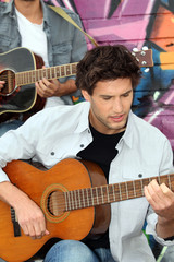 Obraz premium Young man playing guitar