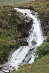 Fototapeta na wymiar Mountain Stream Flowing z wodospadu.