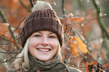 Junge Frau im Herbst