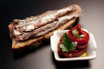 Peperoncini ripieni e acciughe