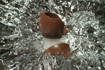 Uovo di cioccolato rotto 3 color image