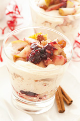 Dessert mit eis und bratapfeln