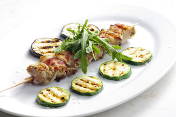 turkey skewer with bacon and grilled vegetables