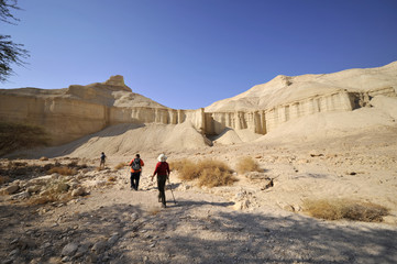 Fototapeta na wymiar Trek Zohar Wadi w Judei pustyni.