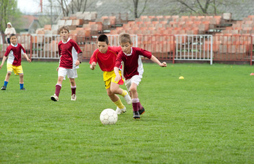 Obraz premium boy kicking ball