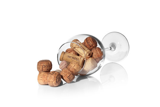 bicchiere rovesciato di tappi