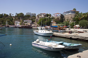 Fototapeta na wymiar Port w Antalya z małych łodzi, Turcja