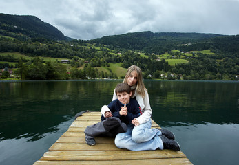 Geschwister beim Feld am See