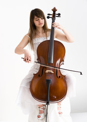 Girl with cello © Shestakoff