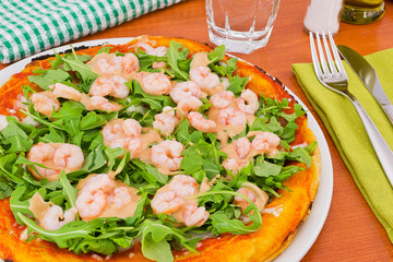 pizza con rucola e gamberi in salsa rosa