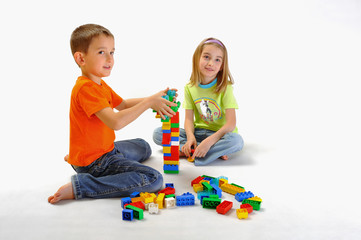 Two children playing with constructor_6