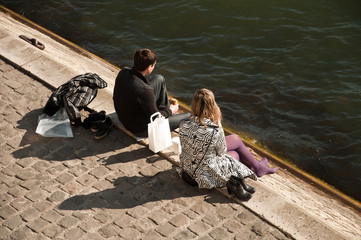 couple assis en bord de Seine à Paris
