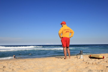 Sauveteur surveille la plage en Australie