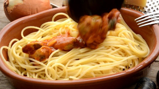 Spaghetti alle cozze Spaghetti with mussels