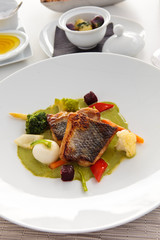 Wolfsbarsch auf Kräutersud