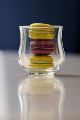 Macarons de Paris à la Pistache et à la lavande dans un verre