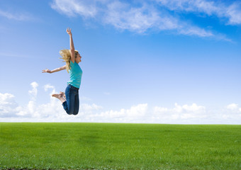 Sprung auf der Wiese © by-studio