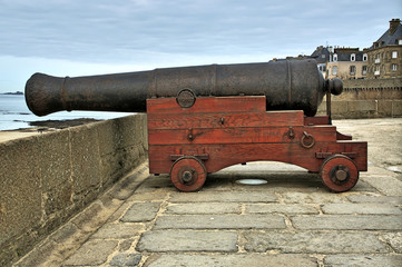 Fototapeta na wymiar Armata na wałach w Saint-Malo
