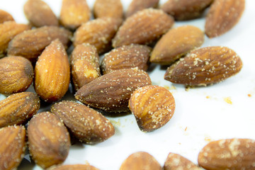 Obraz premium Almonds on white background
