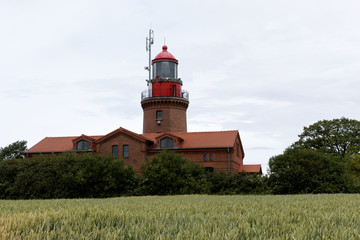 Fototapeta na wymiar Leuchtturm Bastorf in der Nähe des Ostseebades KÃ¼hlungsborn