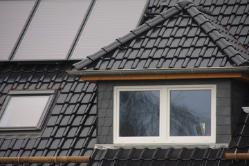 schwarzes Hausdach mit Solaranlage