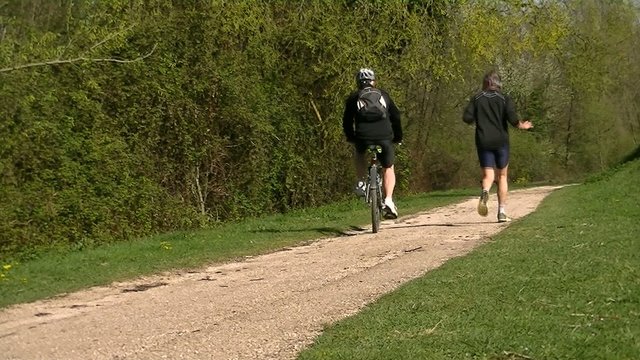 Un homme pratiquant un footing, une course &agrave; pied