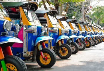 Selbstklebende Fototapeten Tuk-Tuks-Taxi aufgereiht in Bangkok, Thailand © boonsom
