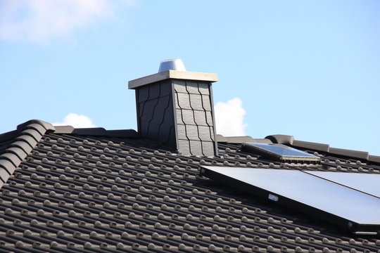 Hausdach mit Schornstein und Solaranlage