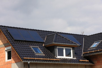 Solarzellen auf einem Hausdach