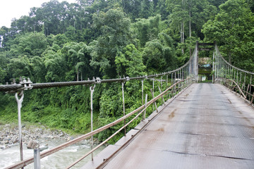 Fototapeta na wymiar Most wiszący na granicy do Sikkim, Indie