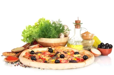 Poster leckere Pizza, Gemüse, Gewürze und Öl isoliert auf weiß © Africa Studio