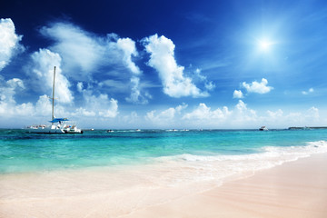 Fototapeta na wymiar Caribbean beach and yacht