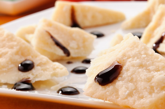 Formaggio Parmigiano e aceto balsamico di Modena