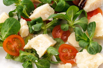 Insalata con formaggio, pomodorini e valeriana