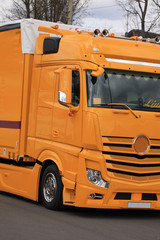 ein neuer gelber LKW