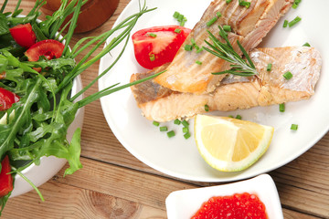 baked salmon strips with green vegetable salad and tomatoes