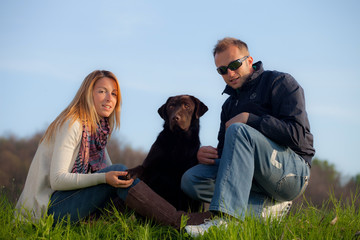 ragazzi con cane labrador in un prato
