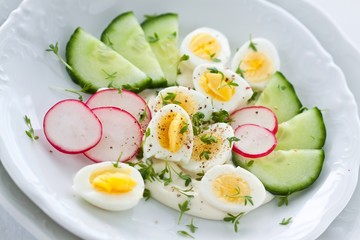 Wachteleiersalat mit Gurke und Radieschen
