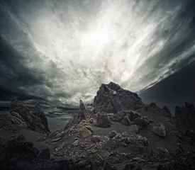 Photo sur Plexiglas Ciel Ciel dramatique au-dessus des rochers.