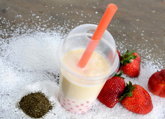 Grüner Tee mit Kokosmilch und Erdbeer-Bubbles