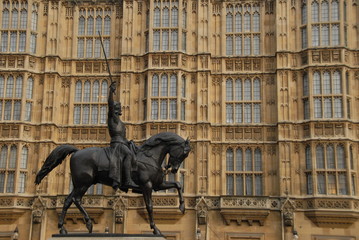 Naklejka premium Knight on horseback outside the Houses of Parliament